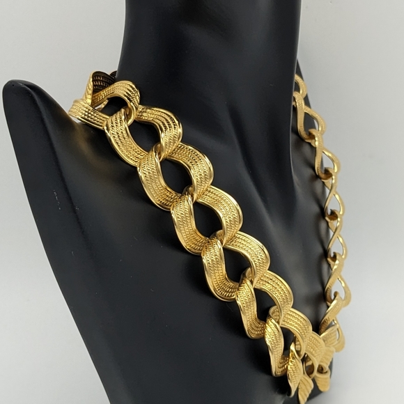 Vintage Textured Shiny Link Gold Tone Collar Necklace - Picture 3 of 8